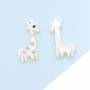 Forme girafe en nacre blanche avec diamant en CZ, 12x26mm, x 12 pcs/pack