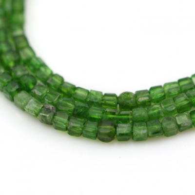 綠透輝石串珠 切角正方體 尺寸2毫米 孔徑0.6毫米 長度39-40厘米/條